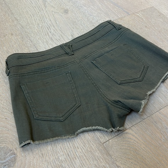 LIKE NEW! Army green Boho denim / jean cutoff shorts. Size 3 / Small. - Picture 12 of 12